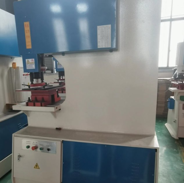 Versatile Hydraulic Ironworker for Punching, Bending & Notching